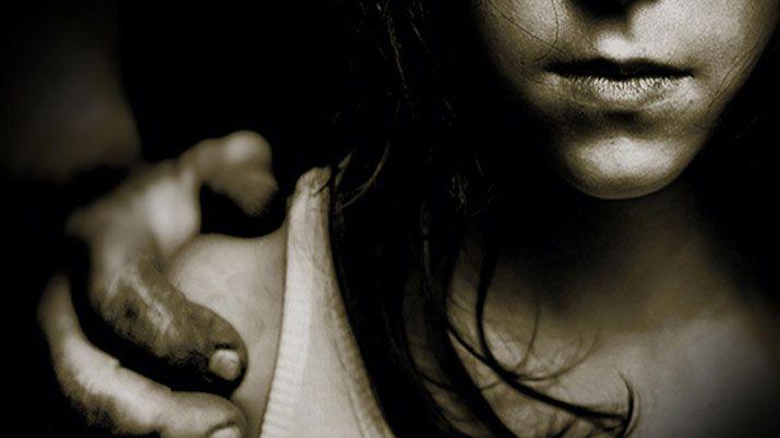 Novio de alumna le tocoacute la cola a profesora y cayoacute preso