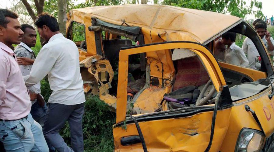 Al menos 12 nintildeos murieron al chocar una camioneta y un tren