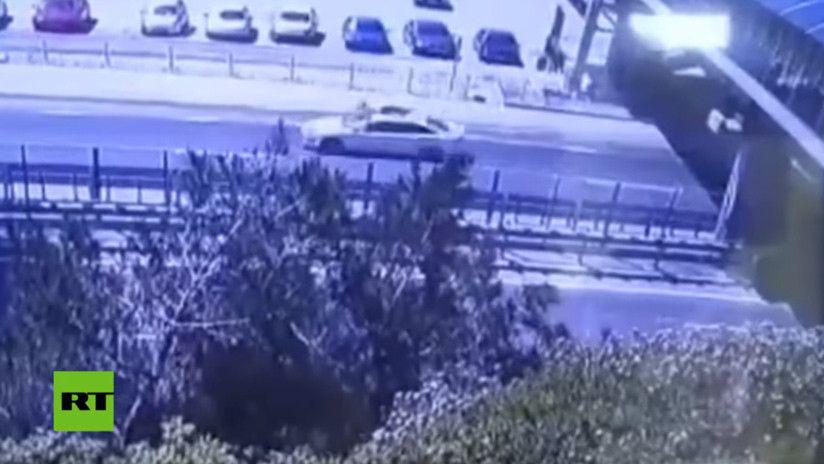 Cae de un puente e impacta sobre un auto que circulaba a gran velocidad
