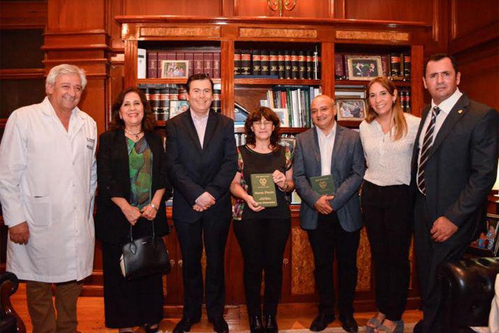 El gobernador Dr Gerardo Zamora con miembros de la Sociedad Argentina de Terapia Intensiva