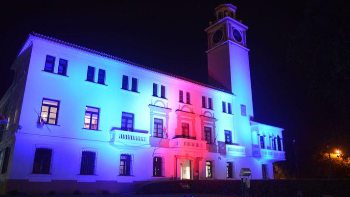 La Casa de Gobierno iluminada en alusión al Día de la Autonomía