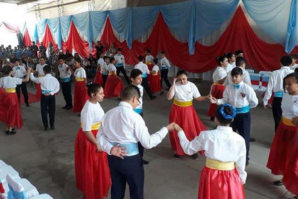 Nintildeos de 7deg del colegio Cristo Rey hicieron la promesa a la bandera