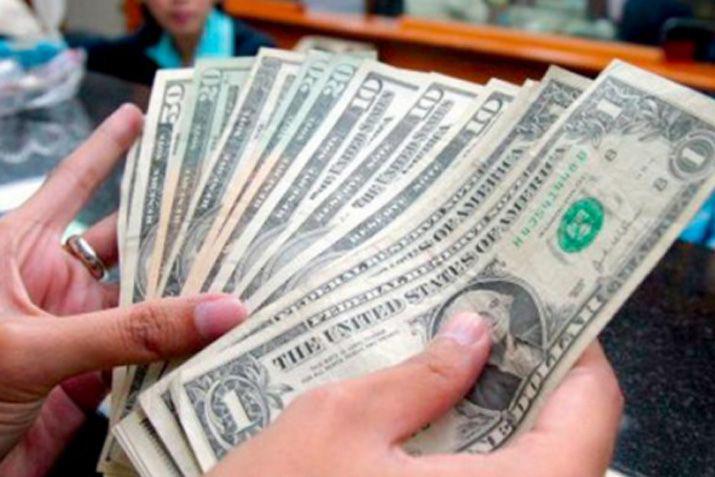 Después de una jornada en donde superó los  21 el dólar finalizó en  2090