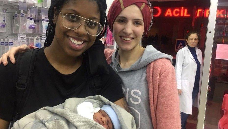 Una mujer dio a luz gracias a un tutorial de YouTube