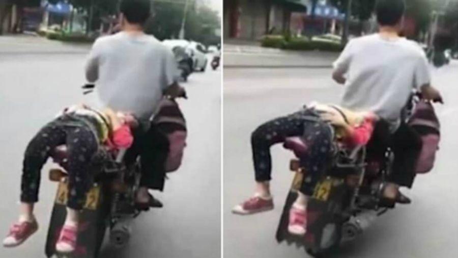 Insoacutelito- Amarroacute a su hija a una moto y la llevoacute a la fuerza al colegio