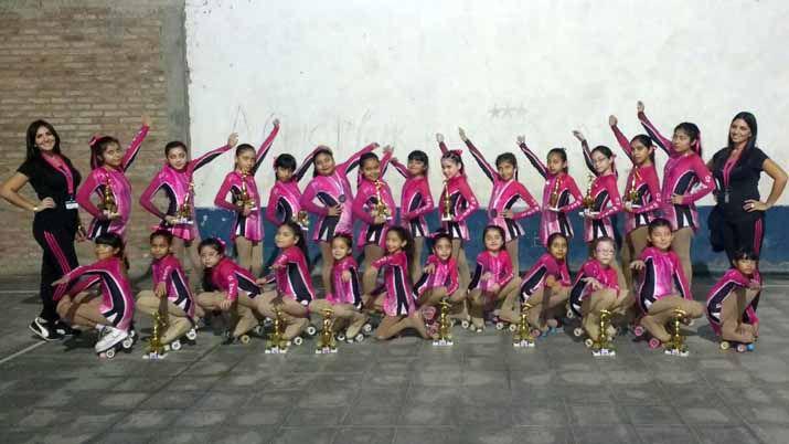 La Escuela de Patiacuten Artiacutestico On Wheels en lo maacutes alto del podio