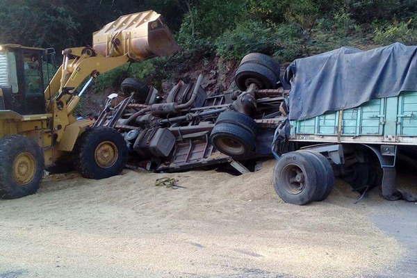 Camioacuten se estrelloacute contra un cerro y murieron tres adultos y dos nintildeos sobreviven de milagro