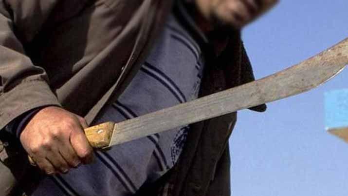 Feroz amenaza de un vecino- Traeme el machete que tengo que matar a tres