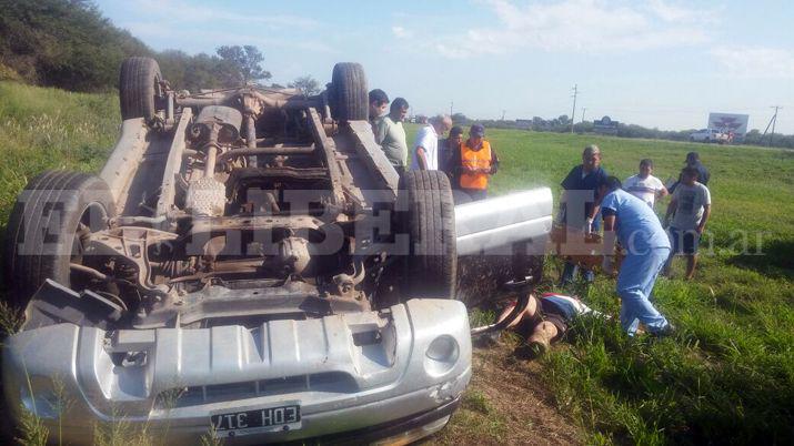 Ebrios esquivaron un control policial y volcaron a pocos kiloacutemetros