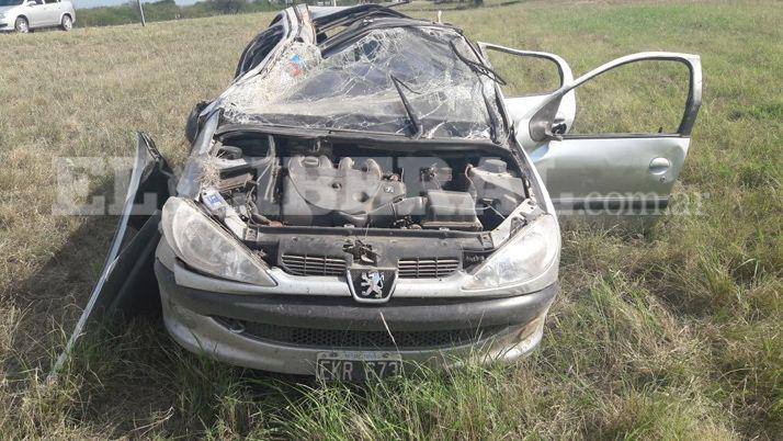 Una pareja se salvó de milagro al volcar el auto en que viajaban