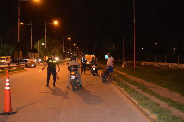Un automovilista se escapoacute de un control atropelloacute a un policiacutea y se dio a la fuga