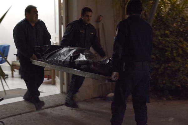 Regresoacute a su casa y encontroacute  a su padre colgado de una reja 