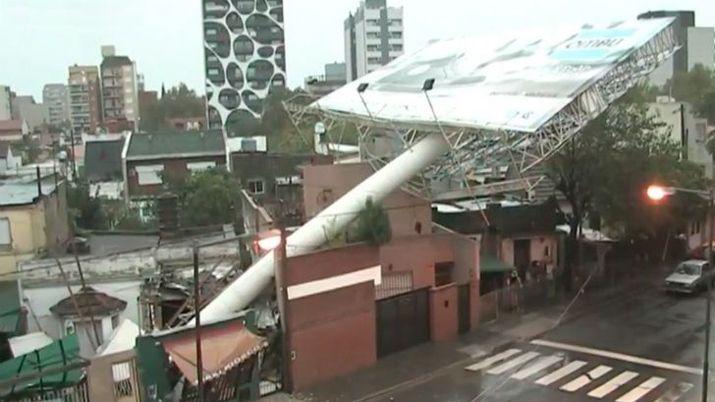 Temporal en BsAs- Dos muertos destrozos y anegamiento