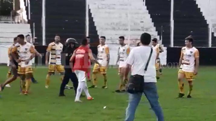VIDEO Asiacute fueron los incidentes en la cancha de Central Coacuterdoba