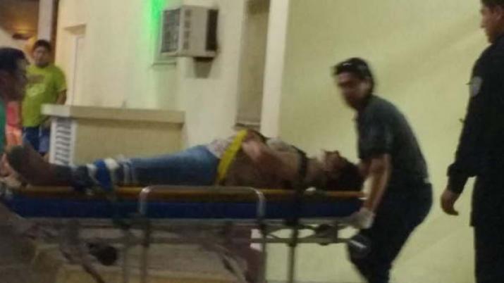 Sufrioacute la fractura de una de sus piernas al ser embestido por su propio hijo