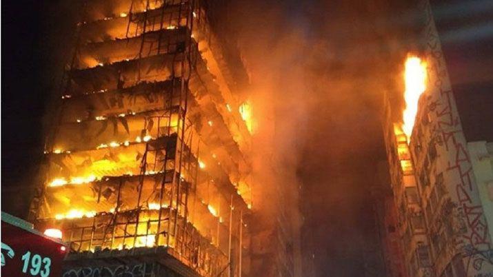 Al menos un muerto y varios desaparecidos tras voraz incendio en Sao Paulo