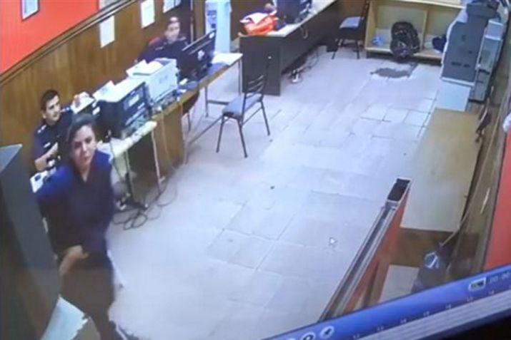 Para la policía una chica de 19 años planeó por whatsapp el ataque a la comisaría de San Justo