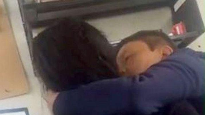 VIDEO  Un profesor abusoacute de una alumna y quedoacute filmado