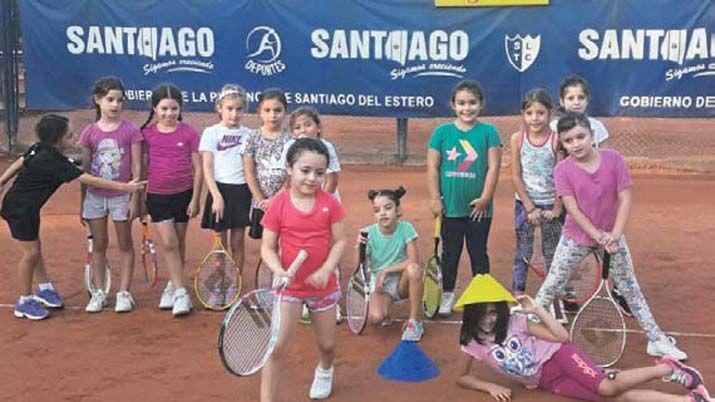 Sigue creciendo en nuacutemero la adhesioacuten de nintildeos y joacutevenes a la escuela de tenis del Santiago Lawn Tennis Club