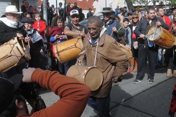 Este antildeo la XVI Marcha de los Bombos involucraraacute a personajes del interior