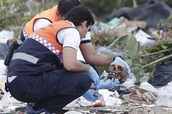 Macabro- un nintildeo encontroacute en un basural  un craacuteneo y un feacutemur humano