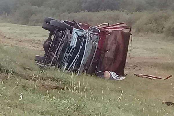 Choque frontal de camiones se cobroacute la vida del chofer de uno de los rodados