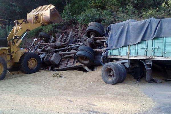 Fallecioacute la nintildea que viajaba en el camioacuten que se estrelloacute contra un cerro