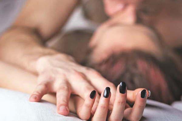 Pastor fue sorprendido por su esposa desnudo en brazos de una joven