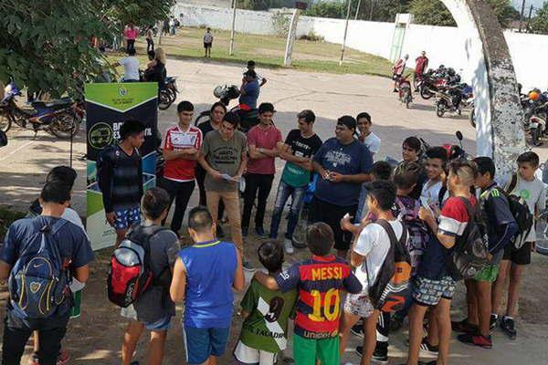 Joacutevenes difunden  beneficios del Boleto Estudiantil Gratuito