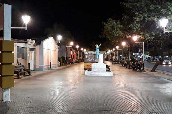 Instalaron maacutes de treinta nuevas luminarias en el veredoacuten bandentildeo