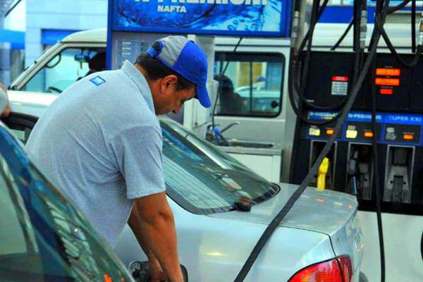 Por el alza del doacutelar y el petroacuteleo se perfila una nueva suba de 6-en-porciento- en combustibles para este mes