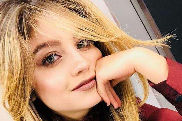 Karol Sevilla coquetea con su pelo rubio