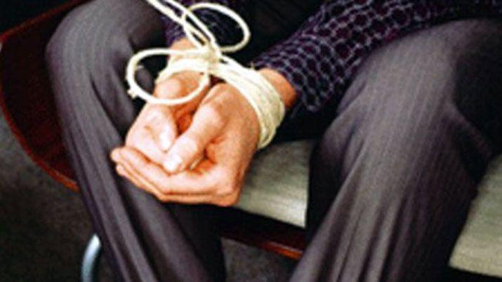 Lo detienen junto a su pareja y suegra por robar 3 mil a un anciano