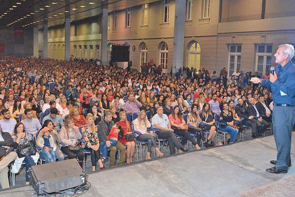 Bernardo Stamateas cautivoacute a cientos de santiaguentildeos que colmaron el Foacuterum