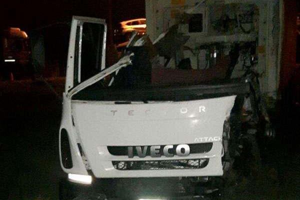 Violento choque frontal de camiones se cobroacute  la vida de un chofer tucumano de 55 antildeos
