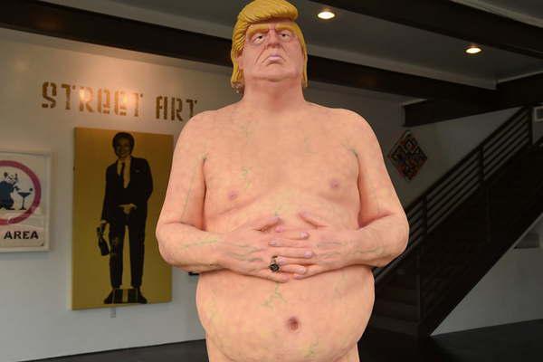 Subastaron una escultura de Donald Trump desnudo por 28000 doacutelares