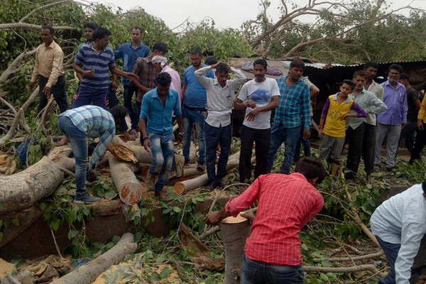Al menos 116 muertos por lluvias y tormentas de arena en la India