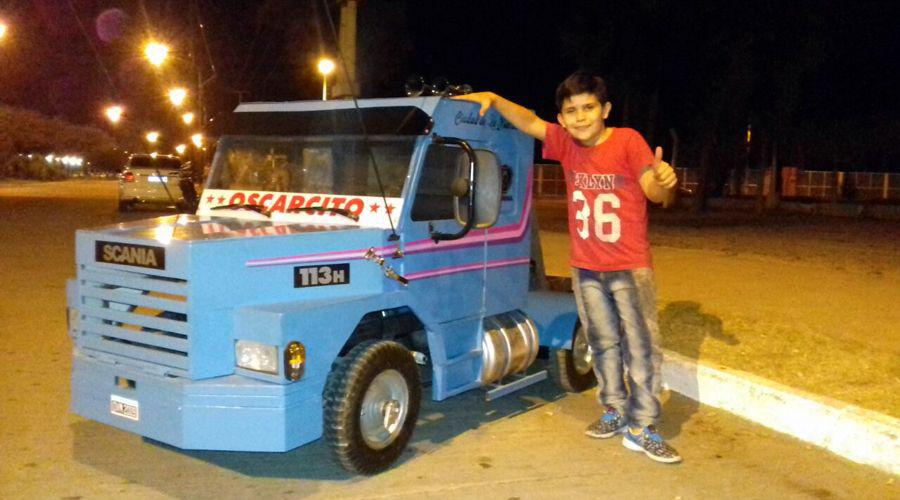 Le construyoacute un camioacuten en miniatura a su hijo y es furor en una plaza de La Banda