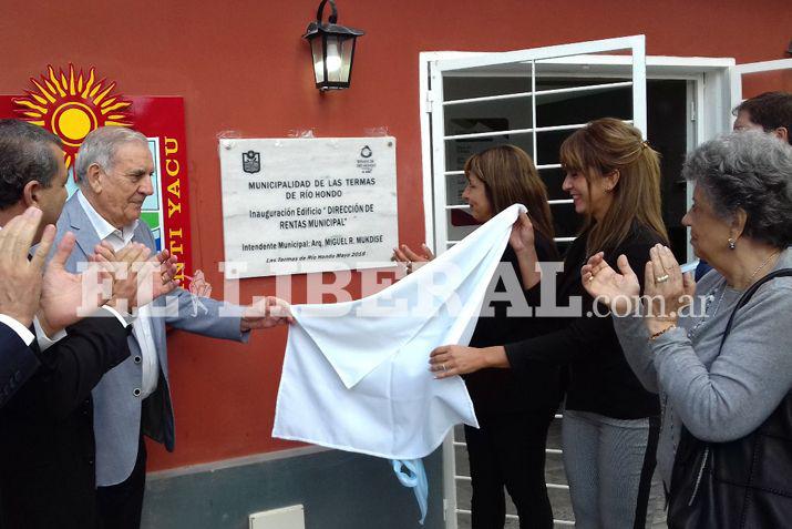 Las autoridades descubrieron una placa recordatoria en la flamante sede municipal
