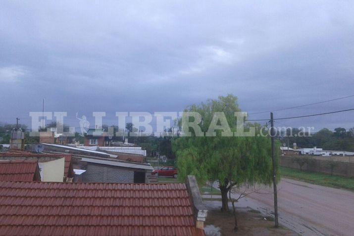 Durante la jornada de hoy una fuerte lluvia sorprendió a los vecinos de Añatuya