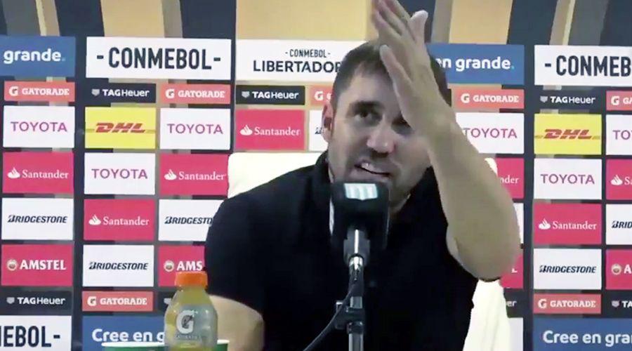 Video Coudet bromeoacute con Armani en plena conferencia