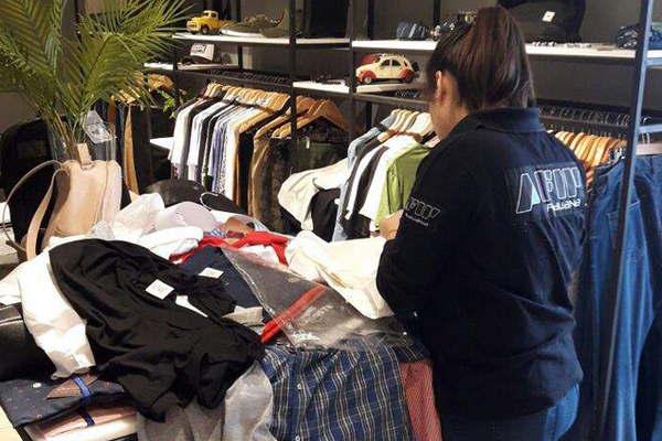 Allanan tres domicilios donde funcionaban tiendas de ropa de una conocida marca