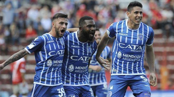 El Tomba ganoacute y alcanza a Boca en la cima