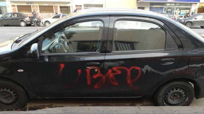 Lo confundieron con un Uber y le rompieron el auto a un abuelo