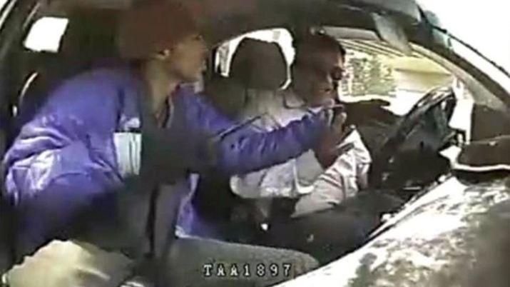 VIDEO  Matoacute a un taxista de 16 puntildealadas para robarle el celular