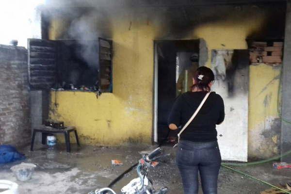 Una familia se salvoacute de milagro pero perdioacute todo al incendiarse su vivienda