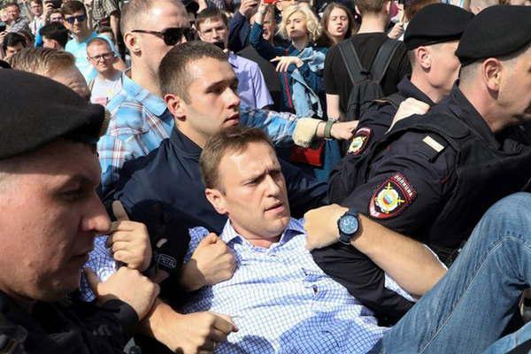 Detienen al principal liacuteder opositor ruso durante una jornada de protestas contra Vladimir Putin
