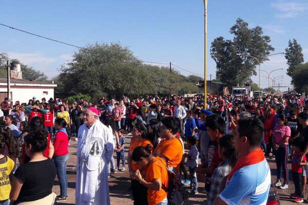 Una multitud participoacute de la peregrinacioacuten  hacia la Cruz de Mataraacute