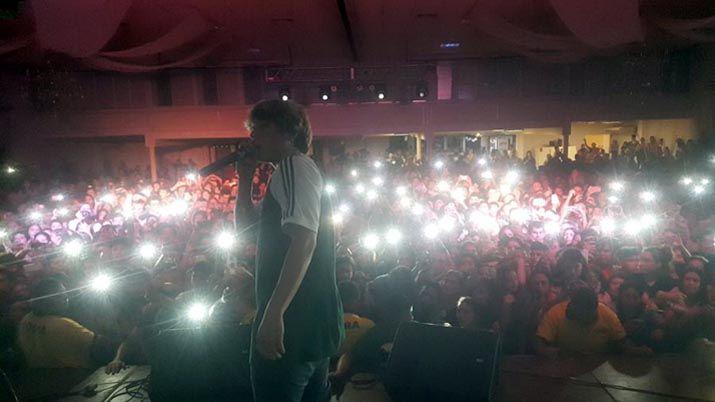 VIDEO  Una veintena de joacutevenes se desmayaron por avalancha en un recital