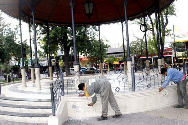 El municipio realiza mantenimiento en la plaza Libertad